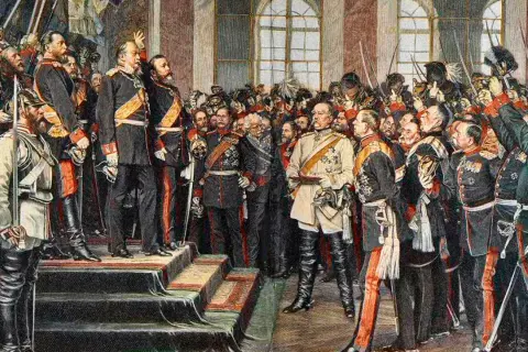 Männer in Uniformen, Deutschland 1914. Kaiser Wilhelm II. und seine Generäle versammeln sich in einem prunkvollen Saal.