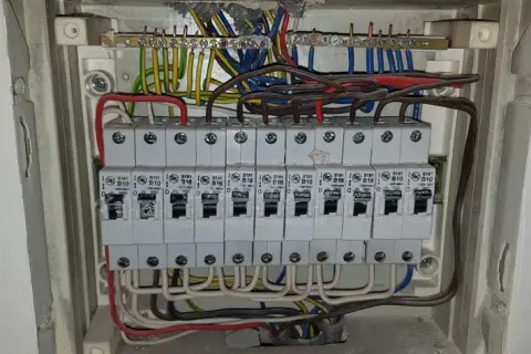 Ile kosztuje podłączenie skrzynki elektrycznej w domu? Uważaj na ukryte wydatki
