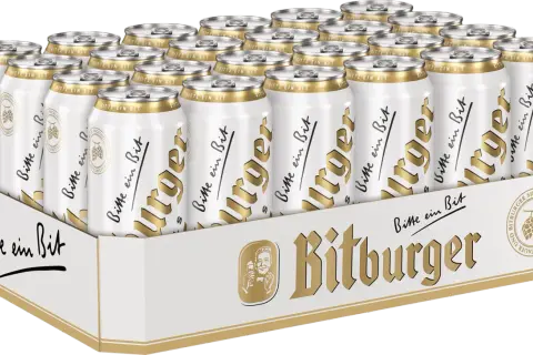 Kasten mit 24 Dosen Bitburger Pils. Der Alkoholgehalt ist auf den Dosen nicht direkt ersichtlich, aber es ist ein klassisches Pils.