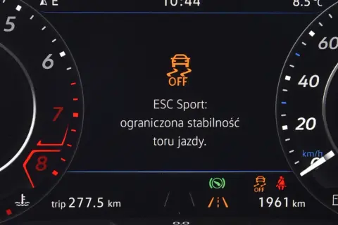 Na desce rozdzielczej świeci się pomarańczowa ikona kontroli trakcji z napisem "OFF", informując o ograniczonej stabilności toru jazdy w trybie ESC Sport.