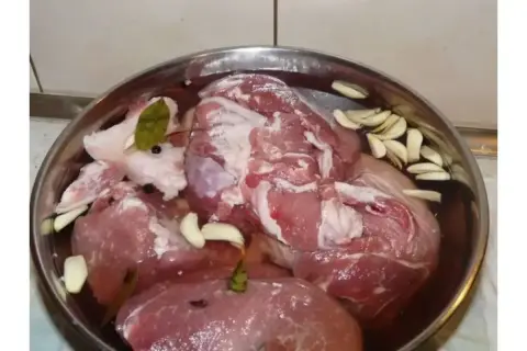 Mięso wieprzowe w zalewie z czosnkiem i przyprawami. Zastanawiasz się, ile soli na kg mięsa wieprzowego?