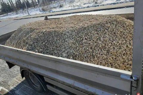 Ile kosztuje wywrotka żwiru? Oblicz i oszczędź!