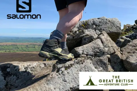 Buty Salomon X Ultra 5 Mid GTX na kamienistym szlaku, gotowe na przygodę.