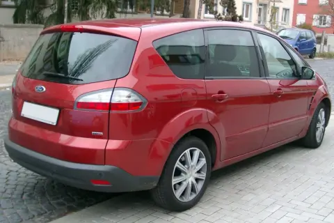 S-Max pojemność baku: 70 czy 64 litry? Sprawdź swój model!