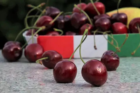 Pyszne wiśnie na stole. Zastanawiasz się, co zrobic z czeresni? Idealne na deser, ciasto lub dżem.