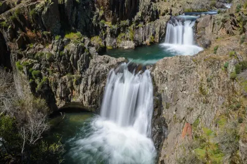 Cascadas en Guadalajara, un espectáculo natural de agua cayendo entre rocas escarpadas y vegetación.