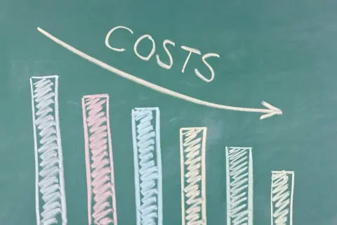 Grafico a barre disegnato a mano con la parola "COSTS" e una freccia discendente, simbolo di riduzione costi aziendali.