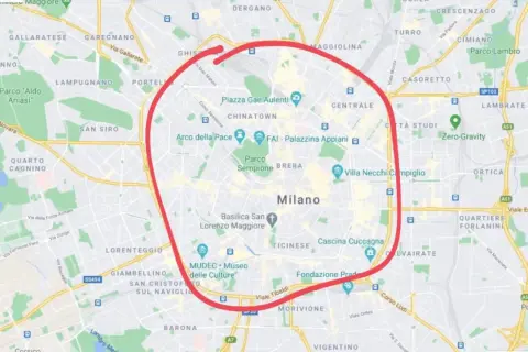 Karta över Milano med en röd cirkel som markerar centrala delar, perfekt för din **milano reseguide**.