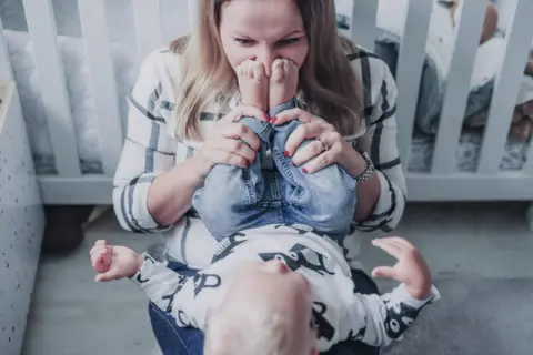 Czy dawać dziecko do żłobka? Odkryj wady i zalety tej decyzji