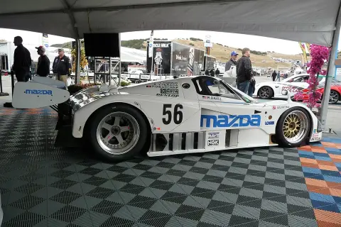 Biały samochód wyścigowy Mazda 787B z numerem 56, gotowy do startu.