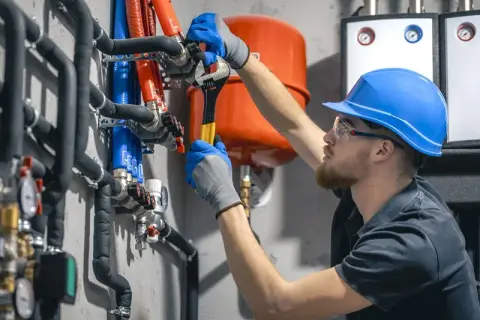 Hydraulik: Jak nim zostać? Zarobki, kursy i pewna przyszłość.