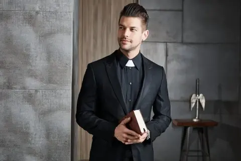 Jak napisać SMS do księdza, aby uniknąć faux pas i być szanowanym