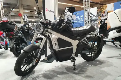 Czarny motocykl elektryczny Horwin CR6, idealny do miasta. Posiadanie takiego pojazdu może ułatwić uzyskanie prawa jazdy a.