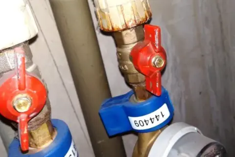 Jak odkręcić zapieczony zawór wody - skuteczne metody i porady