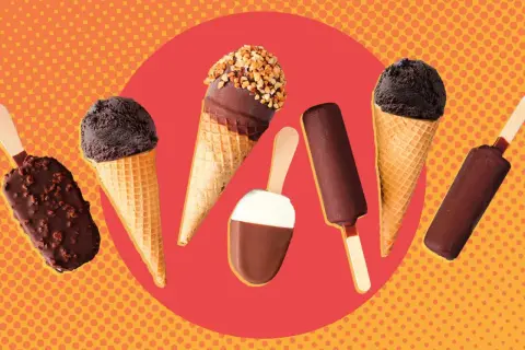 Różne lody na patyku i w wafelkach, w tym czekoladowy polar magnum, na tle z kropkami.