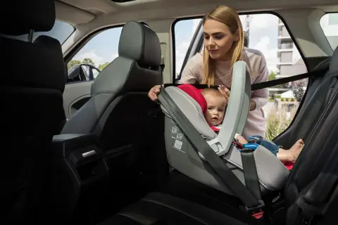 Jak zamontować pasy w foteliku? Krok po kroku i test szczypty