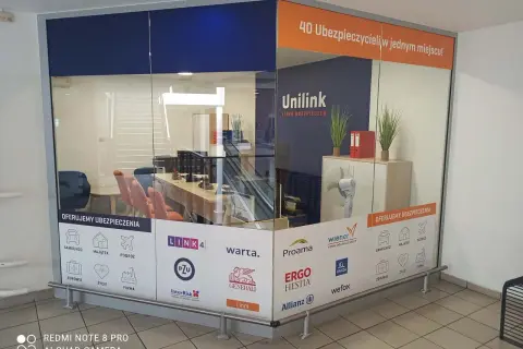 Witryna biura ubezpieczeniowego z logotypami firm i ofertami ubezpieczeń.