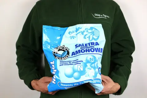Torba z nawozem saletra amonowa wapniowo-amonowa, uniwersalny nawóz azotowy dla roślin. Skład nawozu widoczny na opakowaniu.
