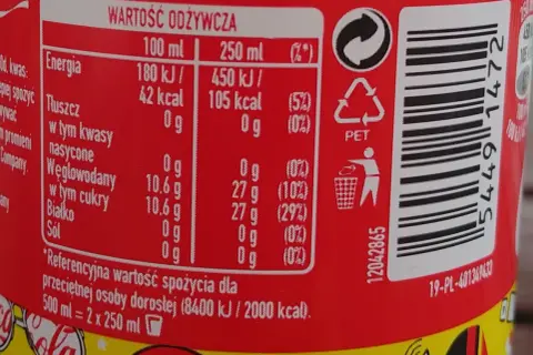 Tabela wartości odżywczych Coca-Cola: 105 kcal w 250 ml. Zawiera 27g cukru.