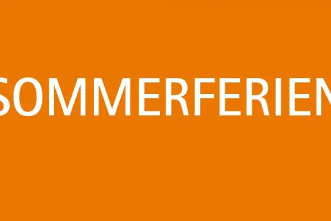 Weiße Schrift auf orangefarbenem Hintergrund: "SOMMERFERIEN". Die Frage "wie lange gehen die sommerferien" wird aufgeworfen.