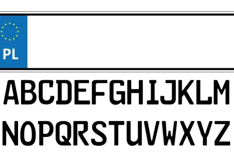 Pusta tablica rejestracyjna z symbolem PL i alfabetem do tworzenia numerów.