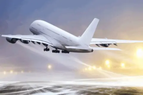 Ein großes weißes Flugzeug hebt ab. Wenn Sie wissen wollen, was tun gegen Flugangst, denken Sie an diesen Moment der Freiheit.