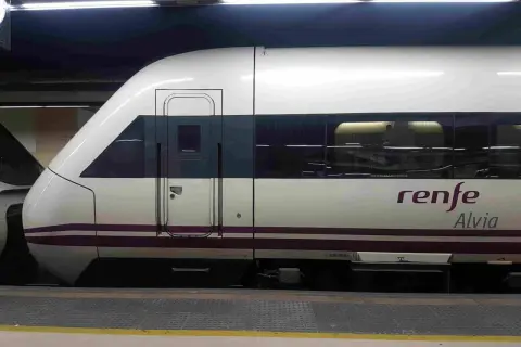 Tren Renfe Alvia en estación, listo para cubrir la distancia Santiago Madrid.