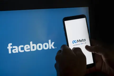 Chcesz wiedzieć, jak usunąć FB, zostawiając Messengera? Na ekranie telefonu widzisz logo Meta, a obok logo Facebooka.