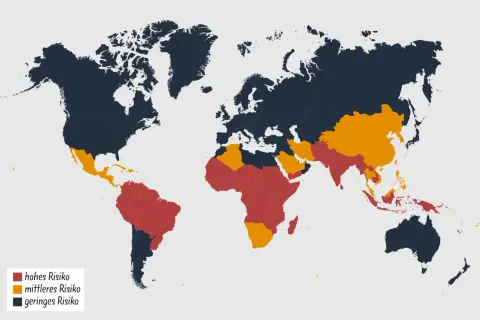 Weltkarte zeigt Risikogebiete für Impfungen bei einer Weltreise. Rot: hohes Risiko, Orange: mittleres Risiko, Dunkelblau: geringes Risiko.