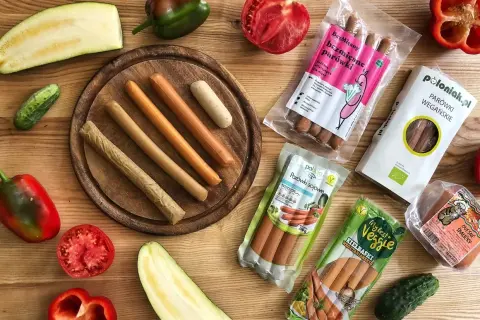 Gdzie kupić parówki wegetariańskie? Sprawdzone miejsca i oferty