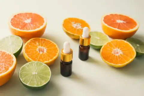 Krople z cytrusami i olejkami. Naturalne witaminy w kosmetyce dla promiennej cery.