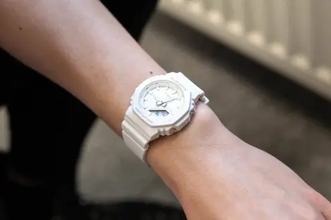 Biały zegarek damski Casio G-Shock na nadgarstku.