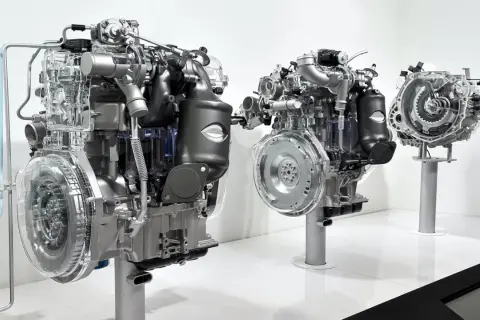 Tres motores de coches transparentes, mostrando diferentes tipos de motores de coches y sus componentes internos.
