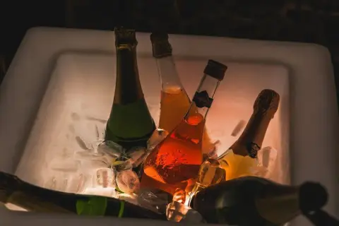 Butelka wina ile to piw? Zaskakujące fakty o alkoholu, które musisz znać
