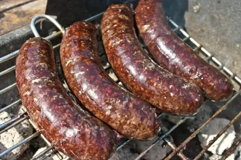 Kaszanki grillowane na ruszcie, soczyste i rumiane.