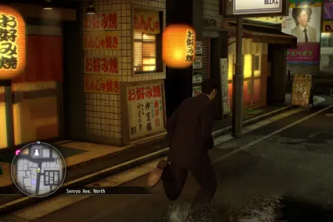 Mężczyzna w garniturze biegnie ulicą w japońskim mieście, mijając lampiony z napisem "yakuza co to".