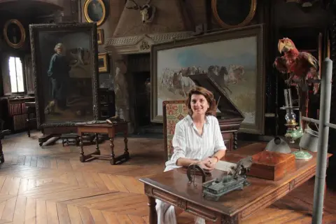 Portrait de Rosa Bonheur dans son atelier, entourée de ses œuvres.
