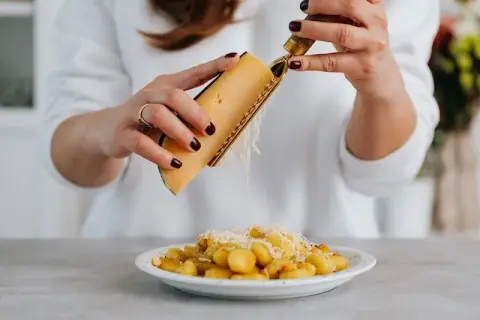 Co zamiast parmezanu? Najlepsze zamienniki, które musisz znać