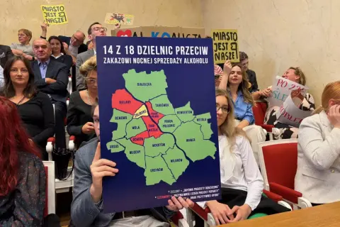 Ludzie protestują przeciwko prohibicji nocnej sprzedaży alkoholu w Warszawie. Mapa pokazuje, które dzielnice są przeciw.