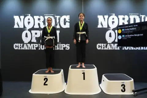 Två unga tjejer på prispallen efter en tävling i nordic open bjj.