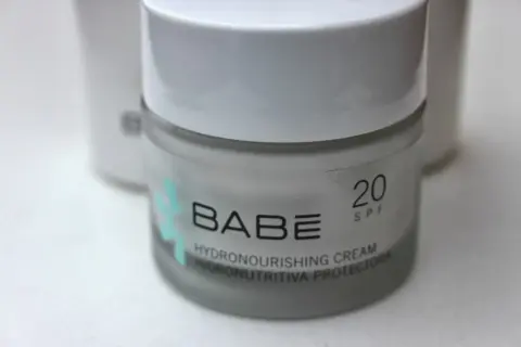 Crema hidratante protectora SPF 20 de BABÉ. Buscando laboratorios BABÉ opiniones para este producto.