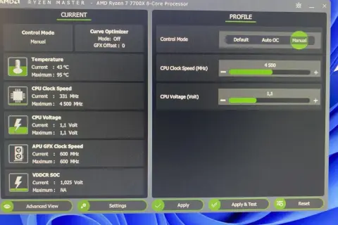 Ustawienia AMD Ryzen Master pokazują undervolting CPU. Napięcie procesora ustawione na 1,1V, a taktowanie na 4500 MHz.