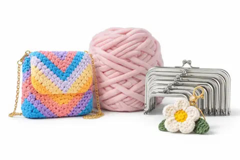Borsa arcobaleno e gomitolo rosa, pronti per nuovi lavori uncinetto. Accessori per creare con le tue mani.