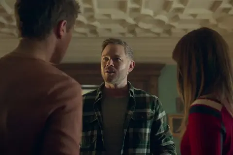 Aaron Ashmore im Gespräch mit zwei Personen. Ein Ausschnitt aus seinen Filmen und Serien.