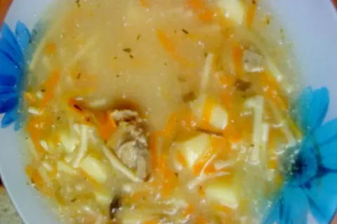 Zupka z cielęciną dla niemowlaka: delikatne kawałki mięsa, ziemniaki i marchewka w lekkim bulionie z makaronem.