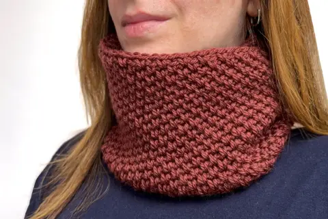 Modelli scaldacollo ai ferri schemi gratis: un caldo accessorio fatto a mano, perfetto per l'inverno.