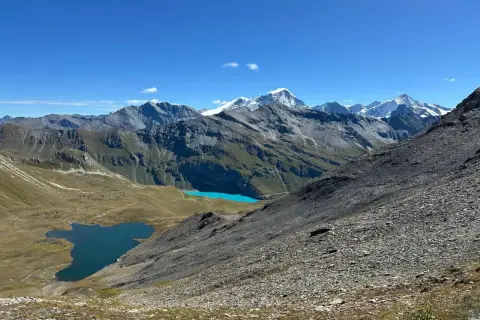 Widok na alpejskie jeziora i ośnieżone szczyty. Trasa Haute Route oferuje takie krajobrazy.