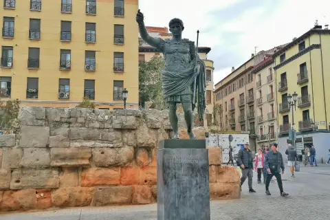 Estatua de Augusto en Zaragoza, junto a restos de muralla romana. Un lugar que evoca la historia de los museos romanos Zaragoza.