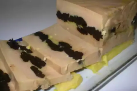 Tranche de foie gras mi-cuit aux pruneaux, une recette foie gras armagnac qui promet un délice.