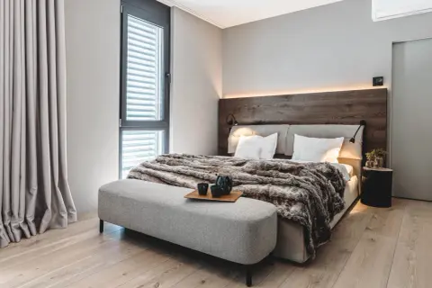 Gemütliches Schlafzimmer mit Holzbett, Felldecke und Fenster. Perfekte schlafzimmer inspiration für Ihr Zuhause.